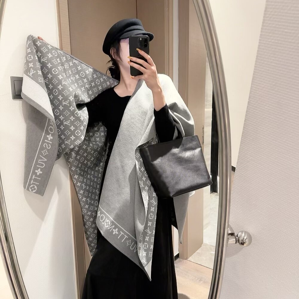Louis Vuitton Monogram Cape Grey And White - Image 8
