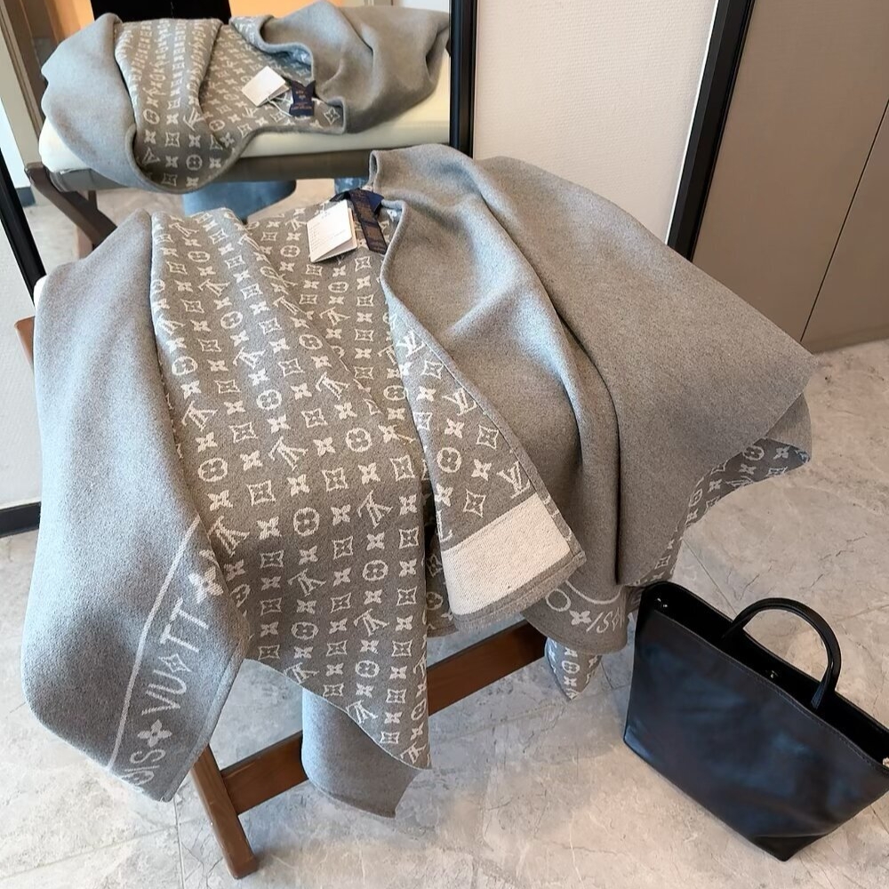 Louis Vuitton Monogram Cape Grey And White - Image 4