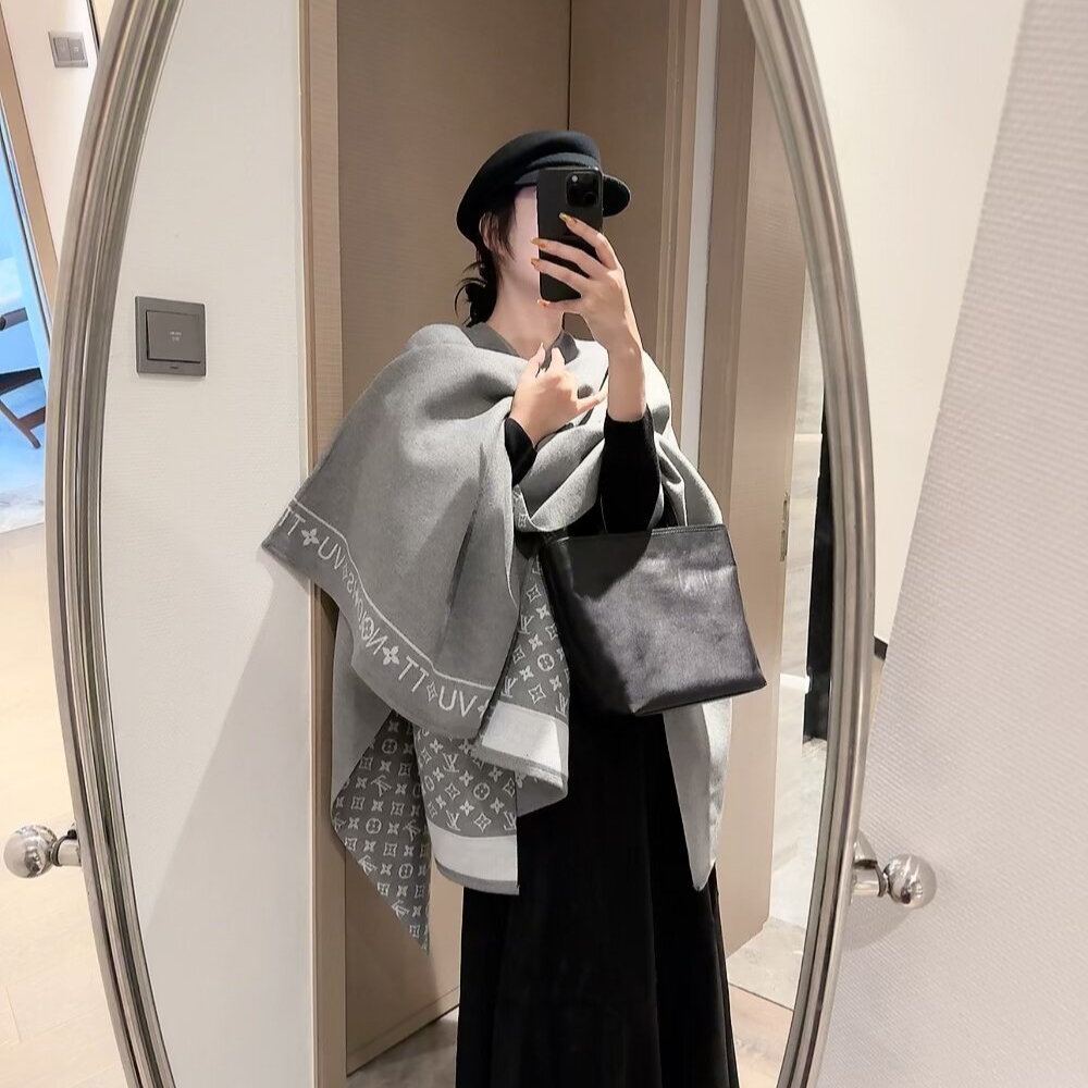 Louis Vuitton Monogram Cape Grey And White - Image 10