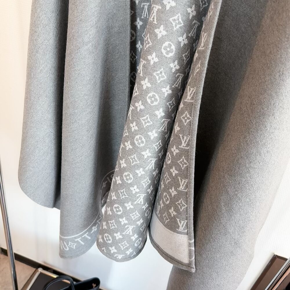 Louis Vuitton Monogram Cape Grey And White - Image 5