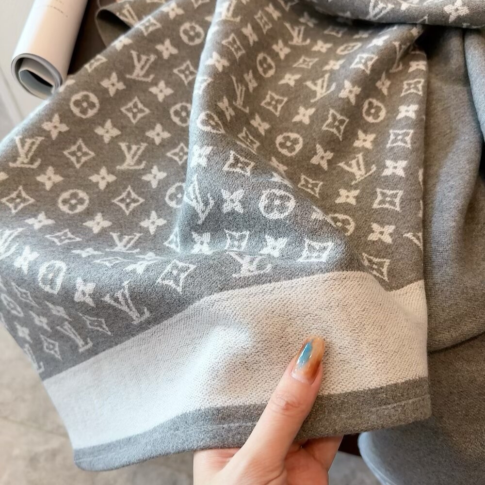 Louis Vuitton Monogram Cape Grey And White - Image 6