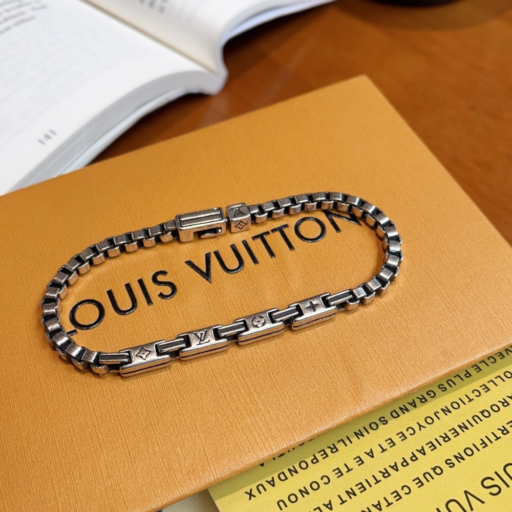 Alternative view of Louis Vuitton LV Tailor Bracelet Silver M1149L