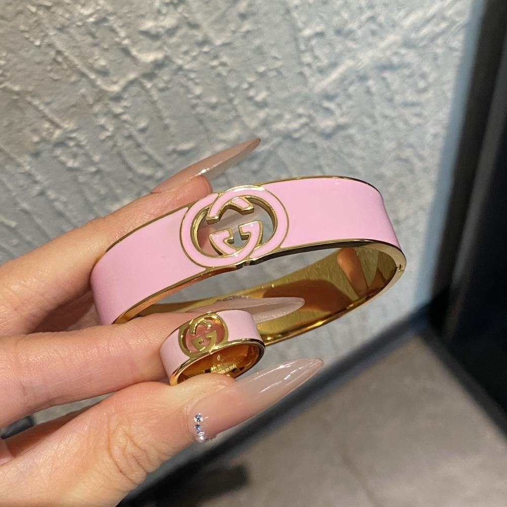 Set Gucci Cuff Bracelet And Ring Interlocking Enamel Light Pink Gold Tone - Image 3