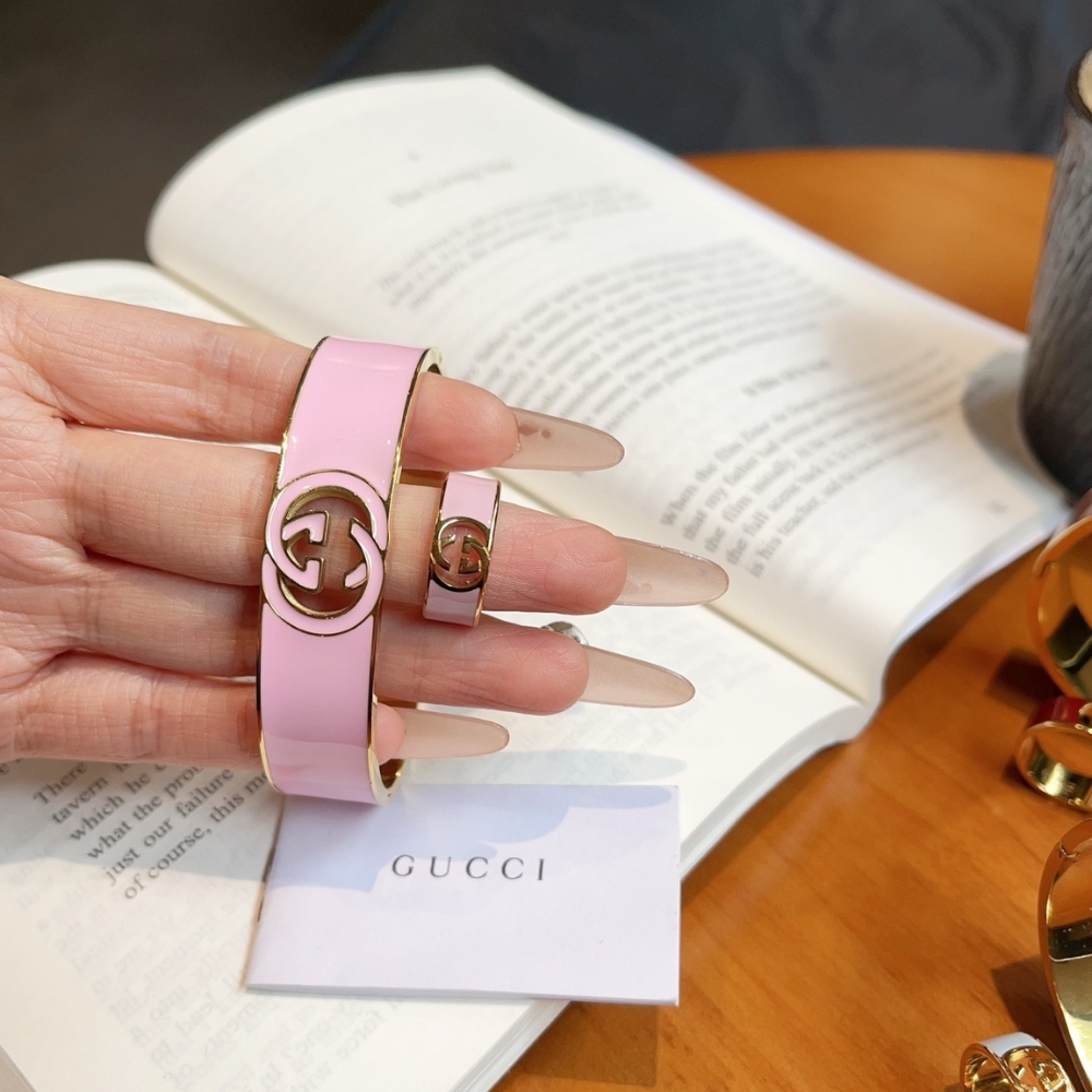 Alternative view of Set Gucci Cuff Bracelet And Ring Interlocking Enamel Light Pink Gold Tone