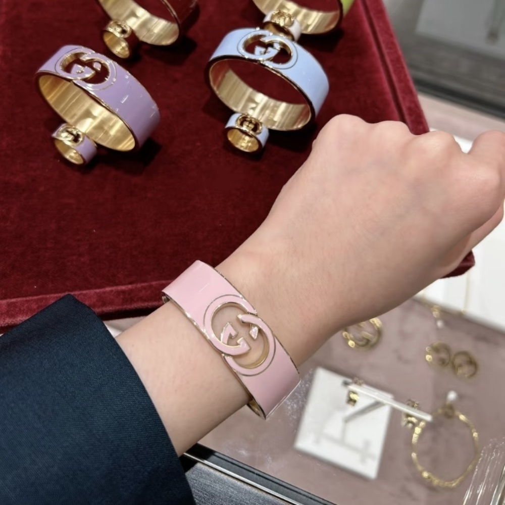 Set Gucci Cuff Bracelet And Ring Interlocking Enamel Light Pink Gold Tone - Image 5