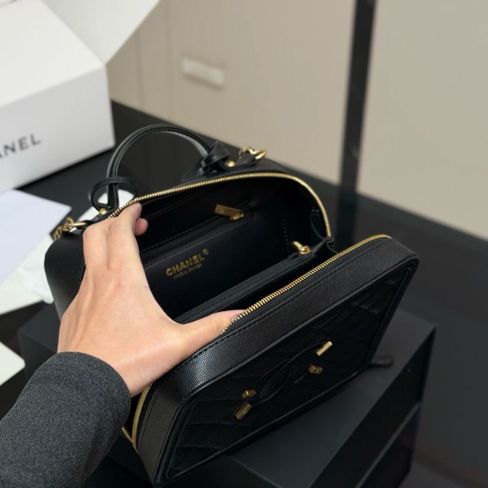 Chanel CC Filigree Medium Vanity Case Black 21Cm - Image 4