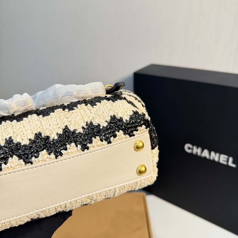 Chanel Small Shopping Bag Braided Straw And Gold Tone Metal Beige And Black 20Cm - Image 6