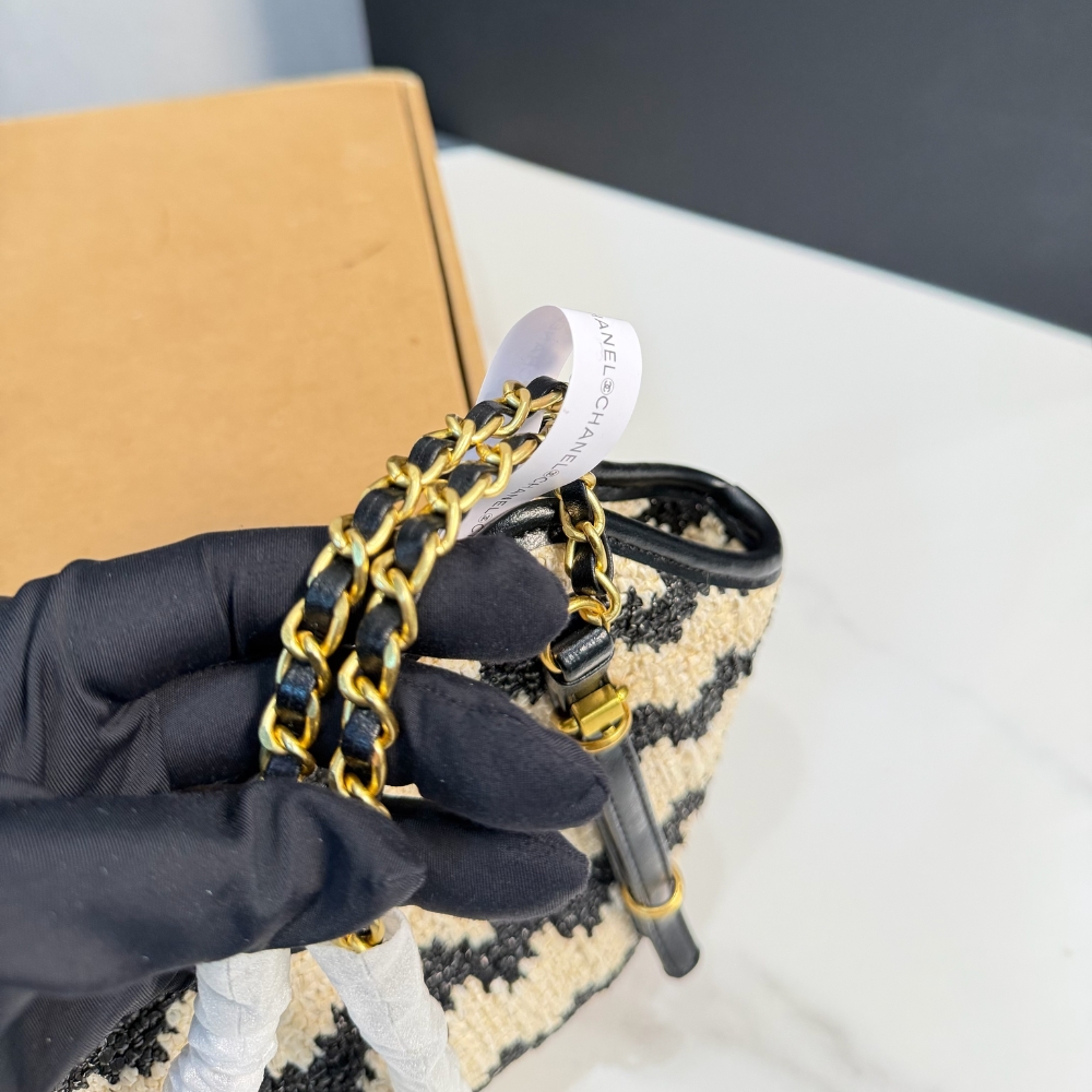 Chanel Small Shopping Bag Braided Straw And Gold Tone Metal Beige And Black 20Cm - Image 9