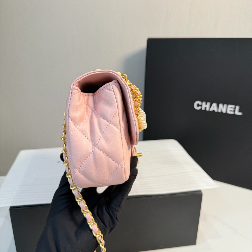 Chanel Mini Flap Bag in Shiny Leather and Pearls Light Pink 20Cm - Image 4