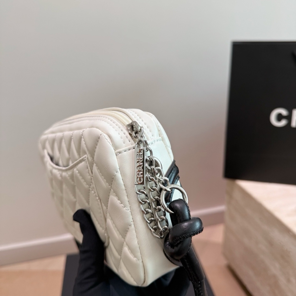 Chanel Cambon Pochette Quilted Leather White And Black 22Cm - Image 5