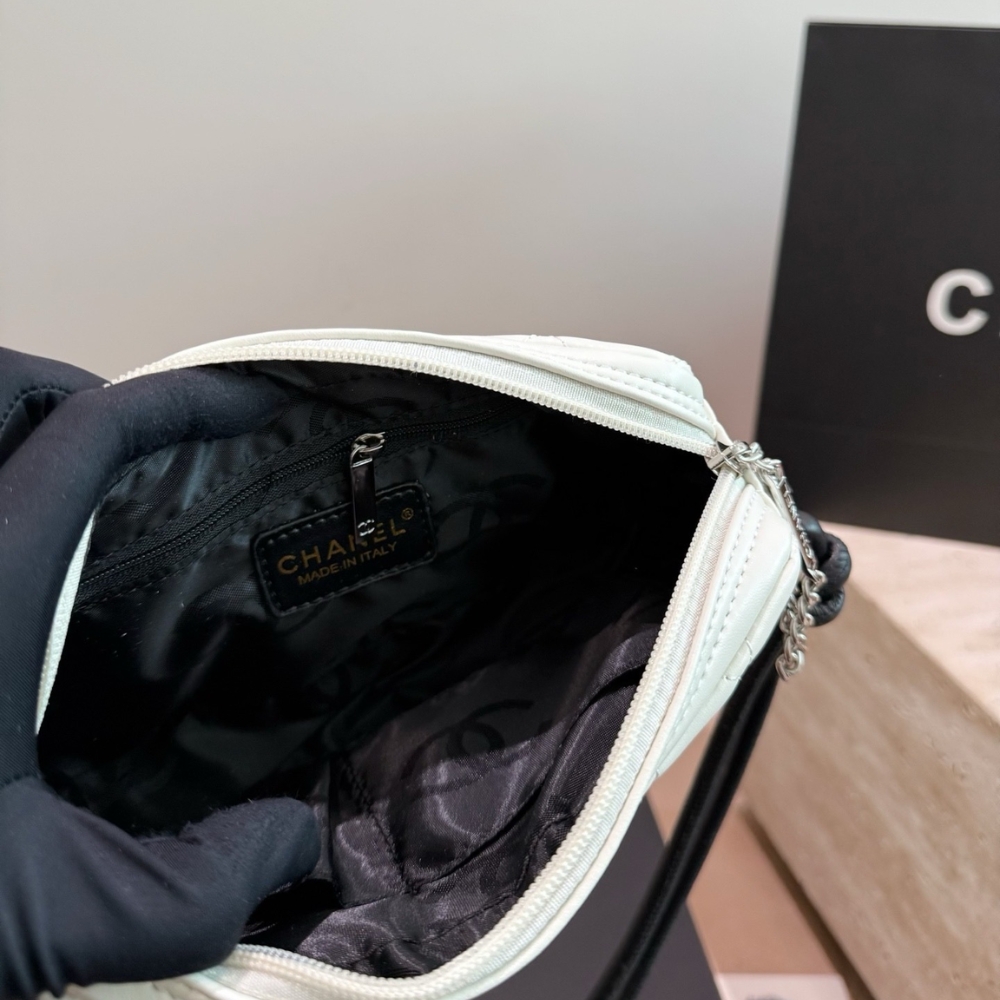 Chanel Cambon Pochette Quilted Leather White And Black 22Cm - Image 9