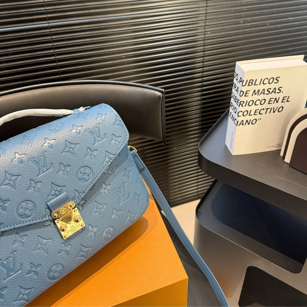 Louis Vuitton Pochette Métis Monogram Empreinte Bleu Jean 25cm M27357 - Image 8